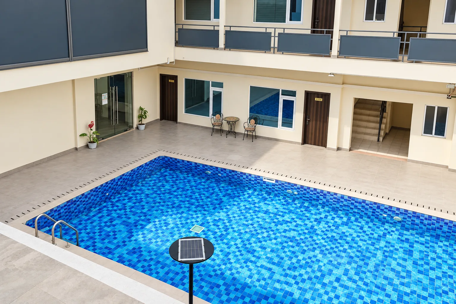 A piscina vista da janela de um apartamento