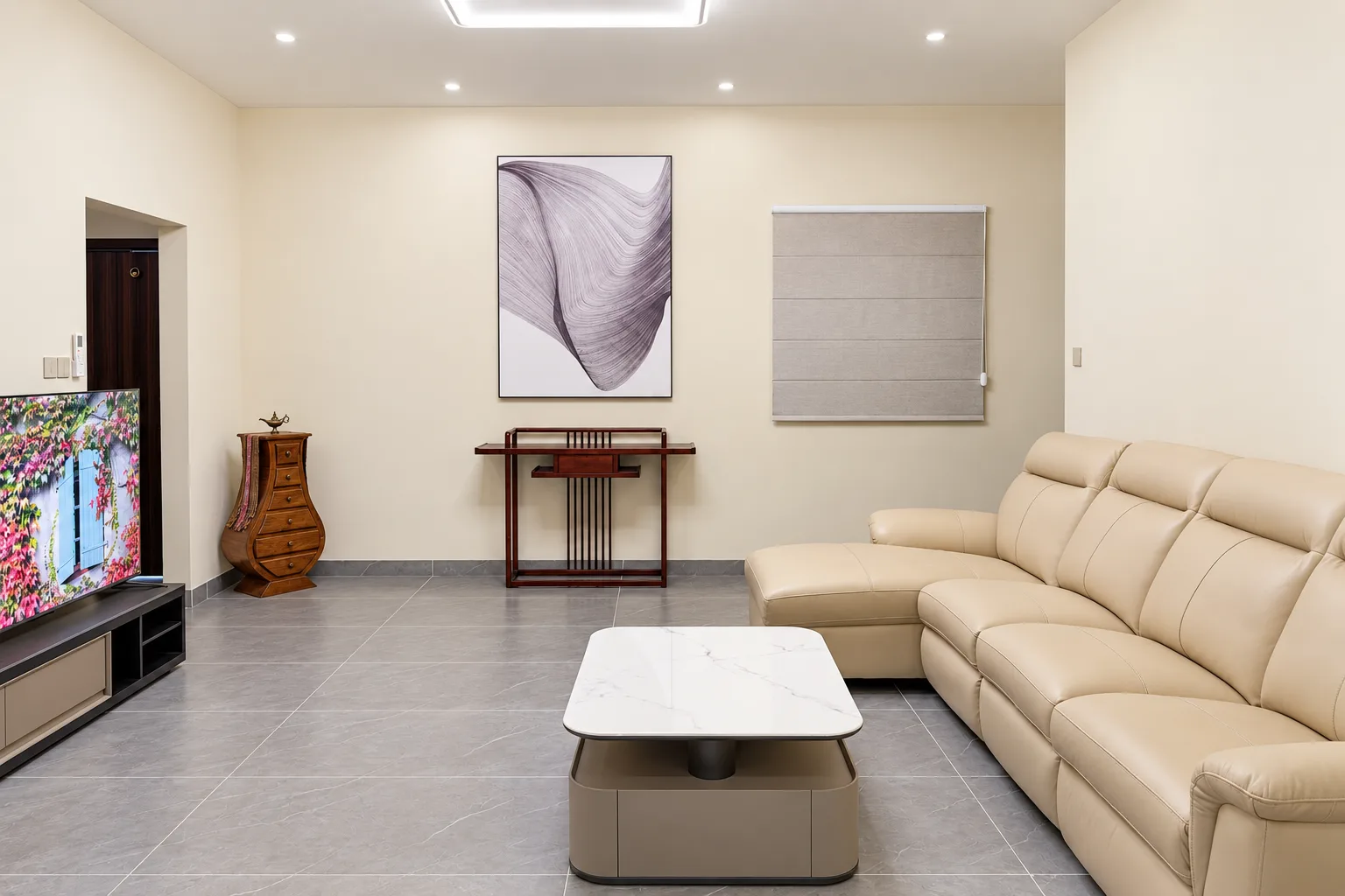 Apartamento de Um Quarto — sala de estar com sofá em pele creme e televisão