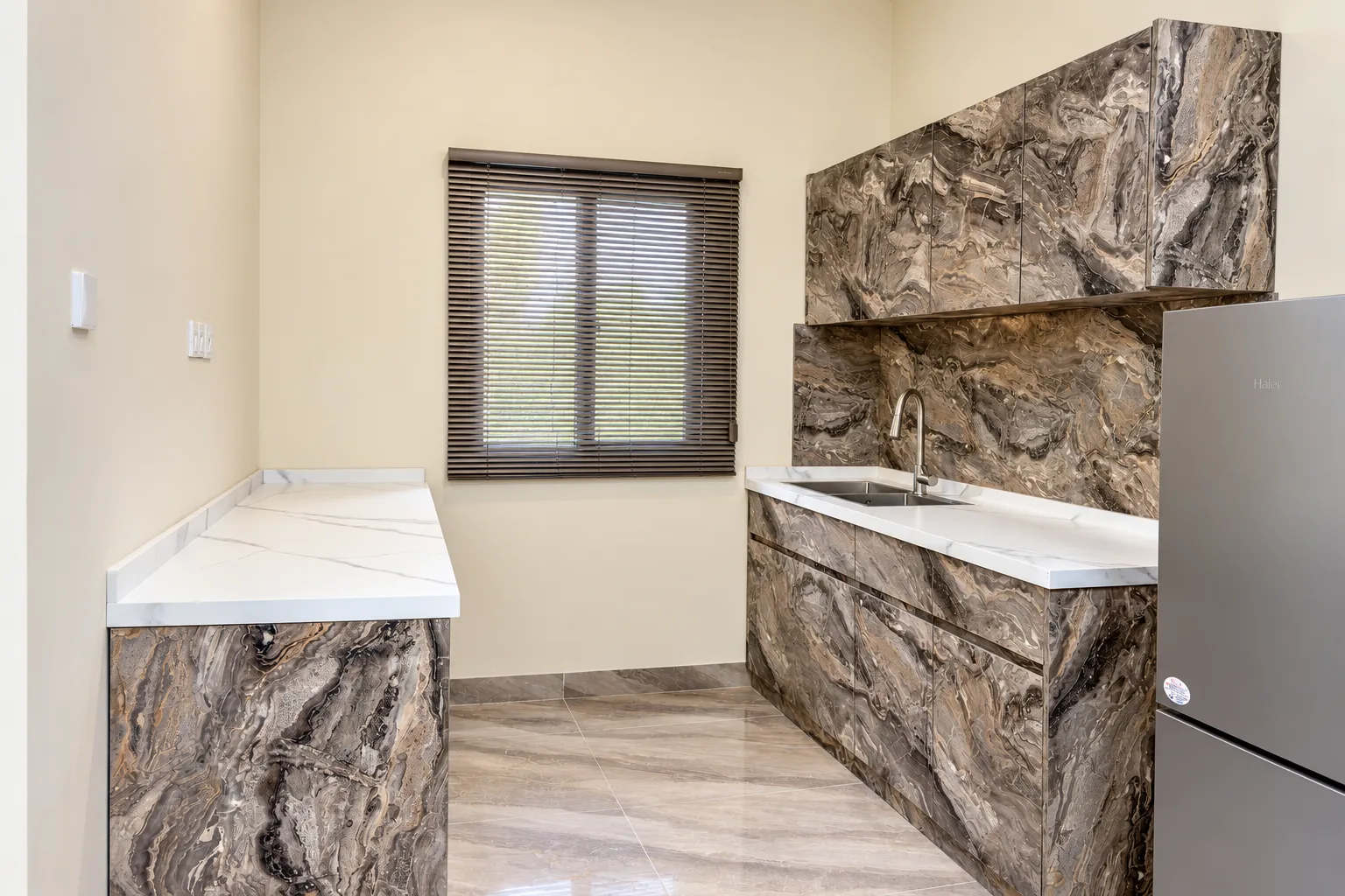 Apartamento de Dois Quartos — cozinha em pedra imitação mármore com frigorífico de tamanho normal