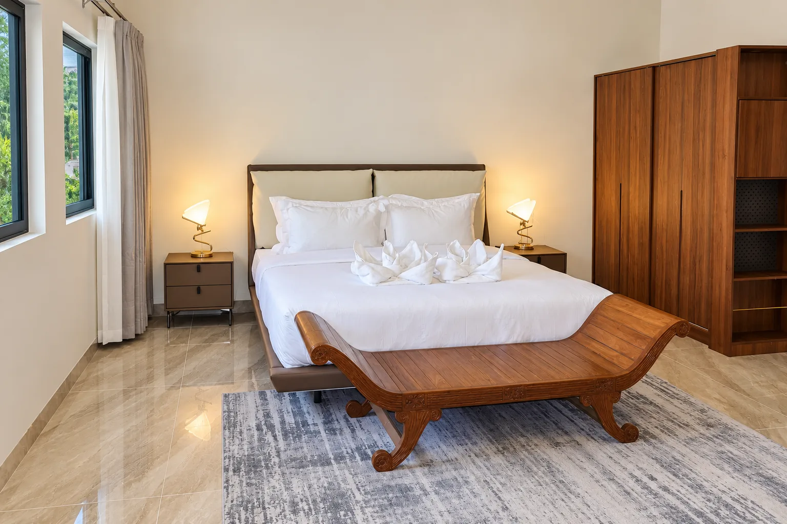 Apartamento de Dois Quartos — quarto principal com banco em madeira entalhada
