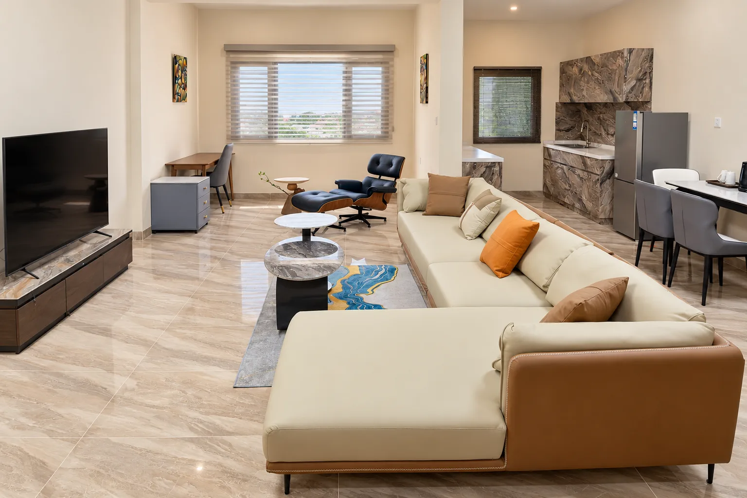 Apartamento de Dois Quartos — sala de estar em open space, mesa de jantar e cozinha