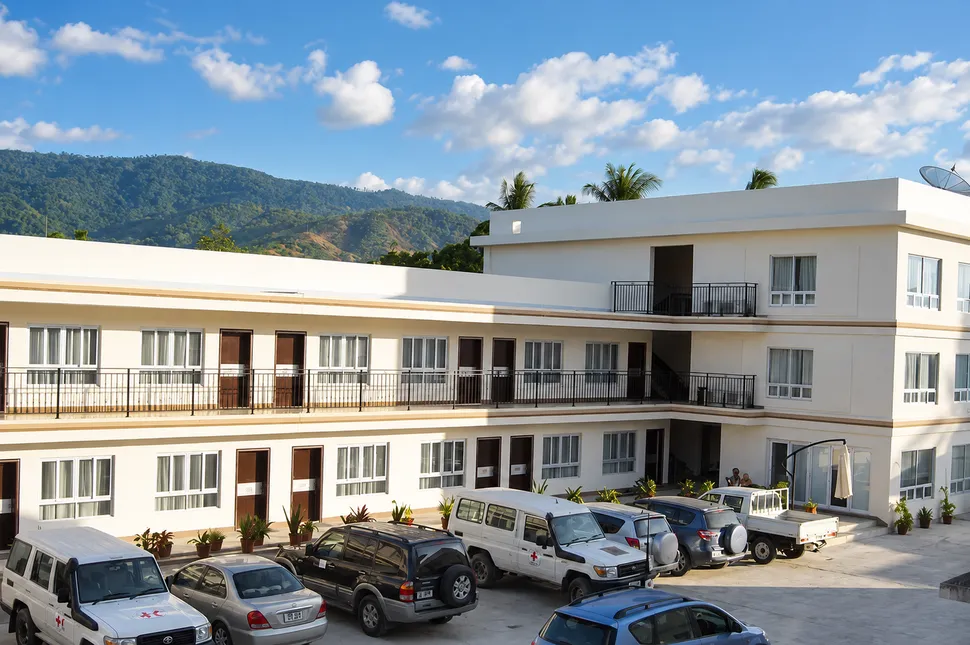 As alas do hotel com as montanhas ao fundo