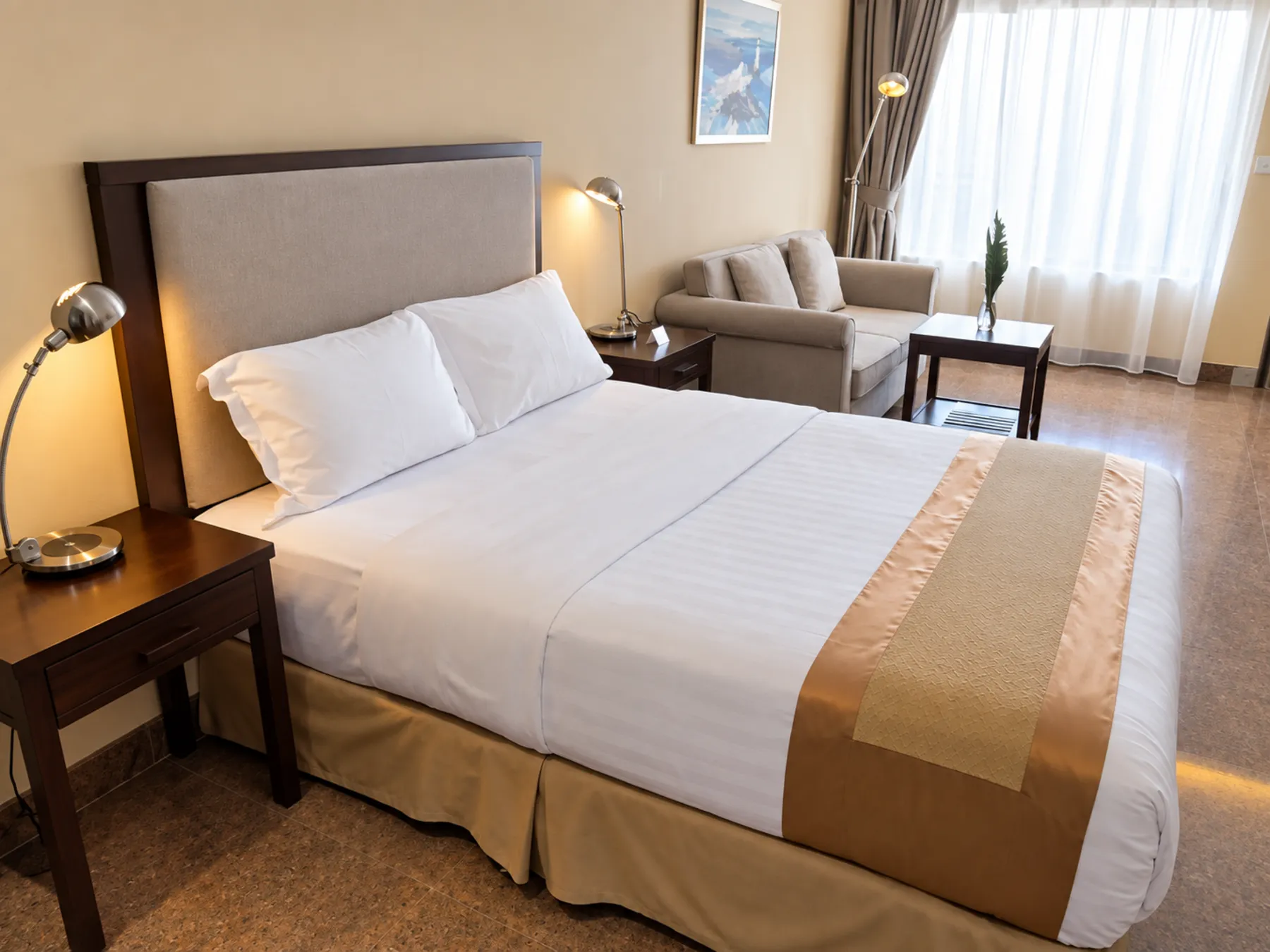 Quarto Deluxe — cama queen, secretária e luz natural da janela