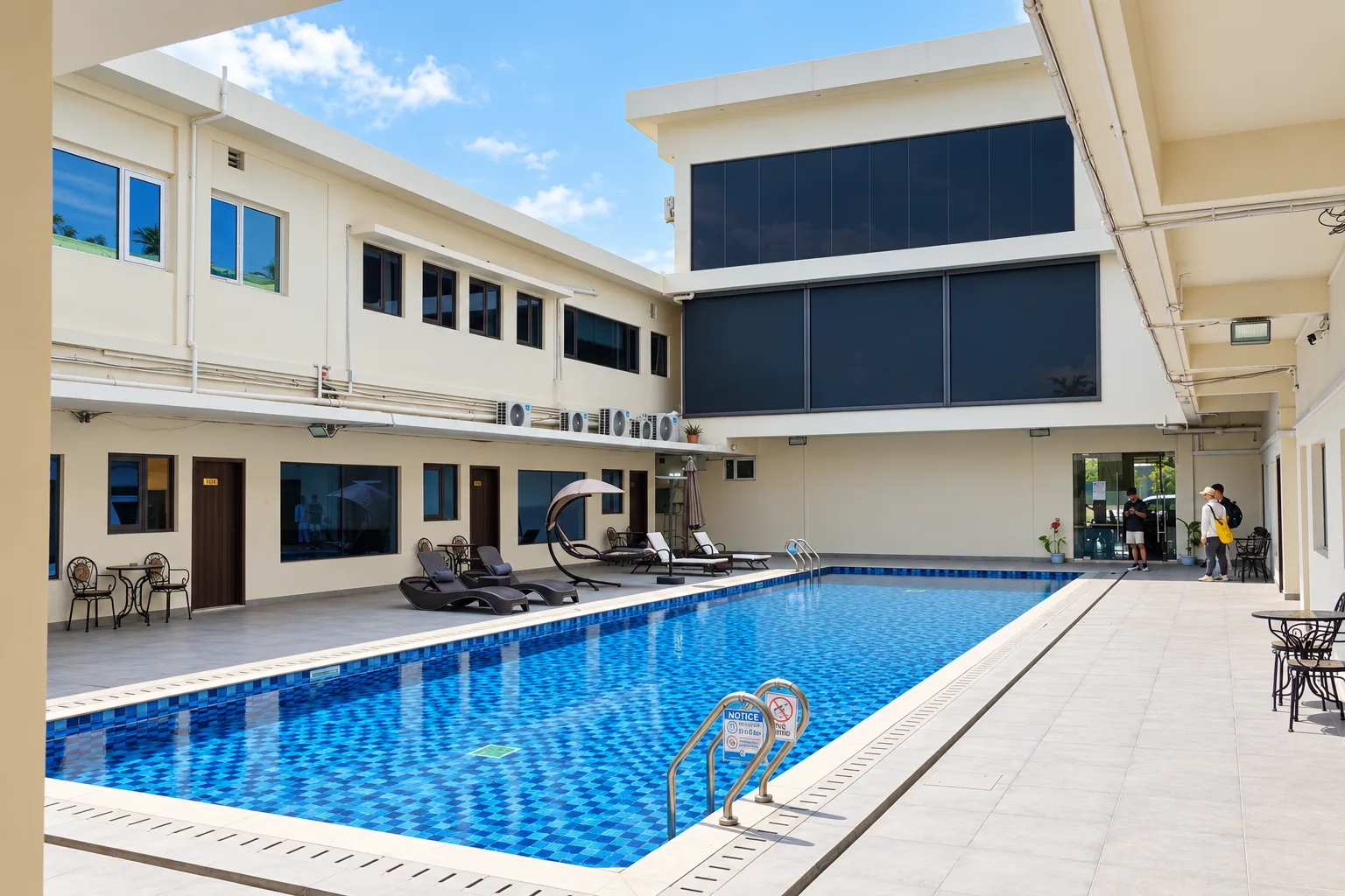 A piscina no pátio, entre as duas alas