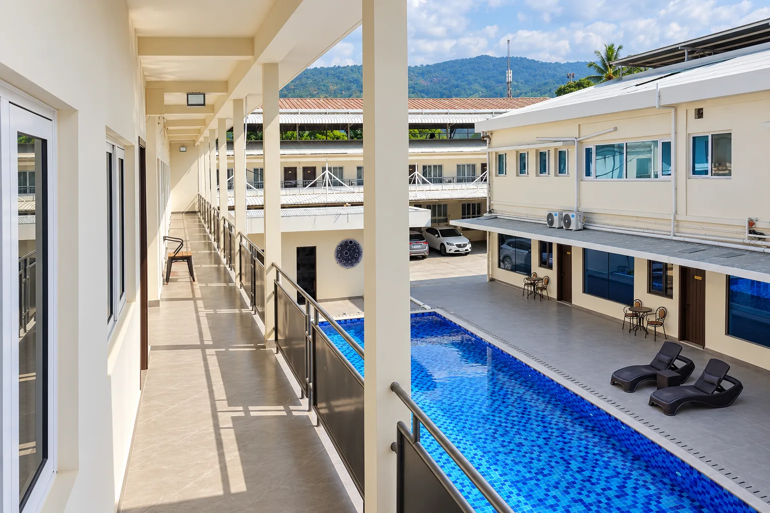 Passadiço superior com vista para a piscina lá em baixo