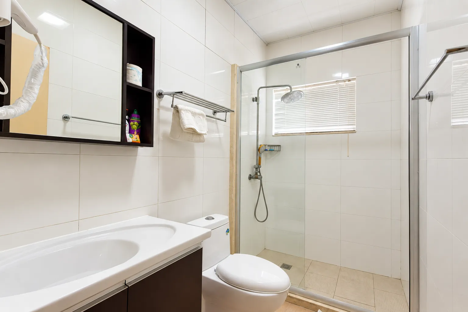 Quarto Standard — casa de banho com duche em vidro de efeito chuva e bancada