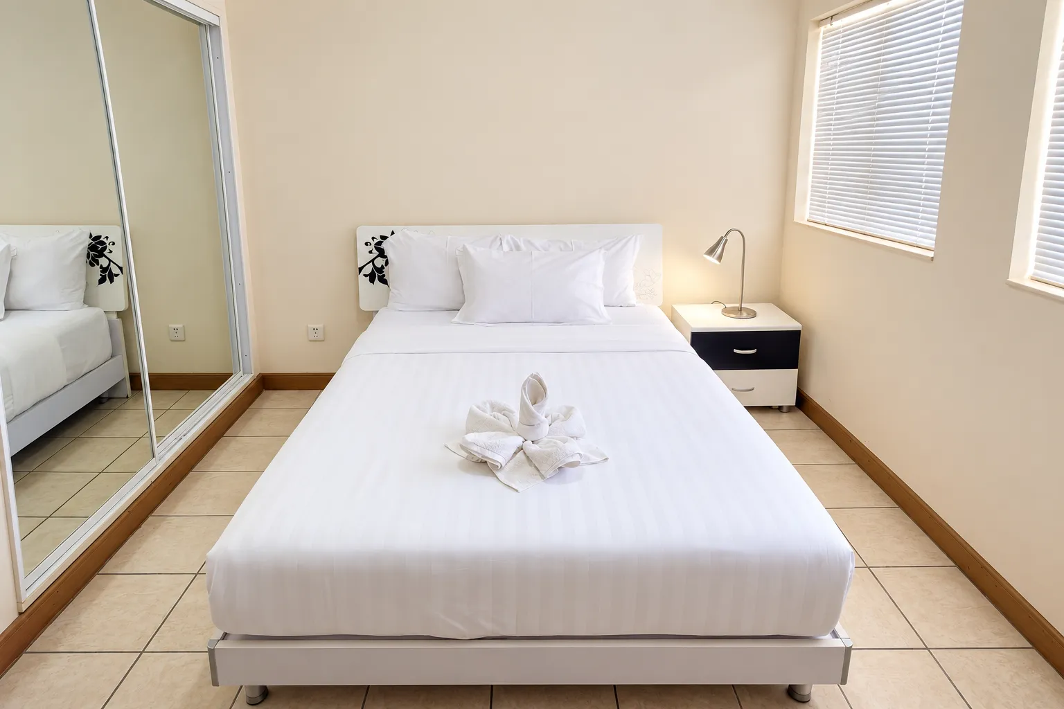 Quarto Standard — cama de casal, roupeiro espelhado e candeeiro de cabeceira