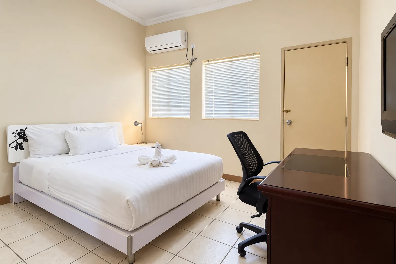Quarto Standard — cama de casal, secretária e televisão de parede