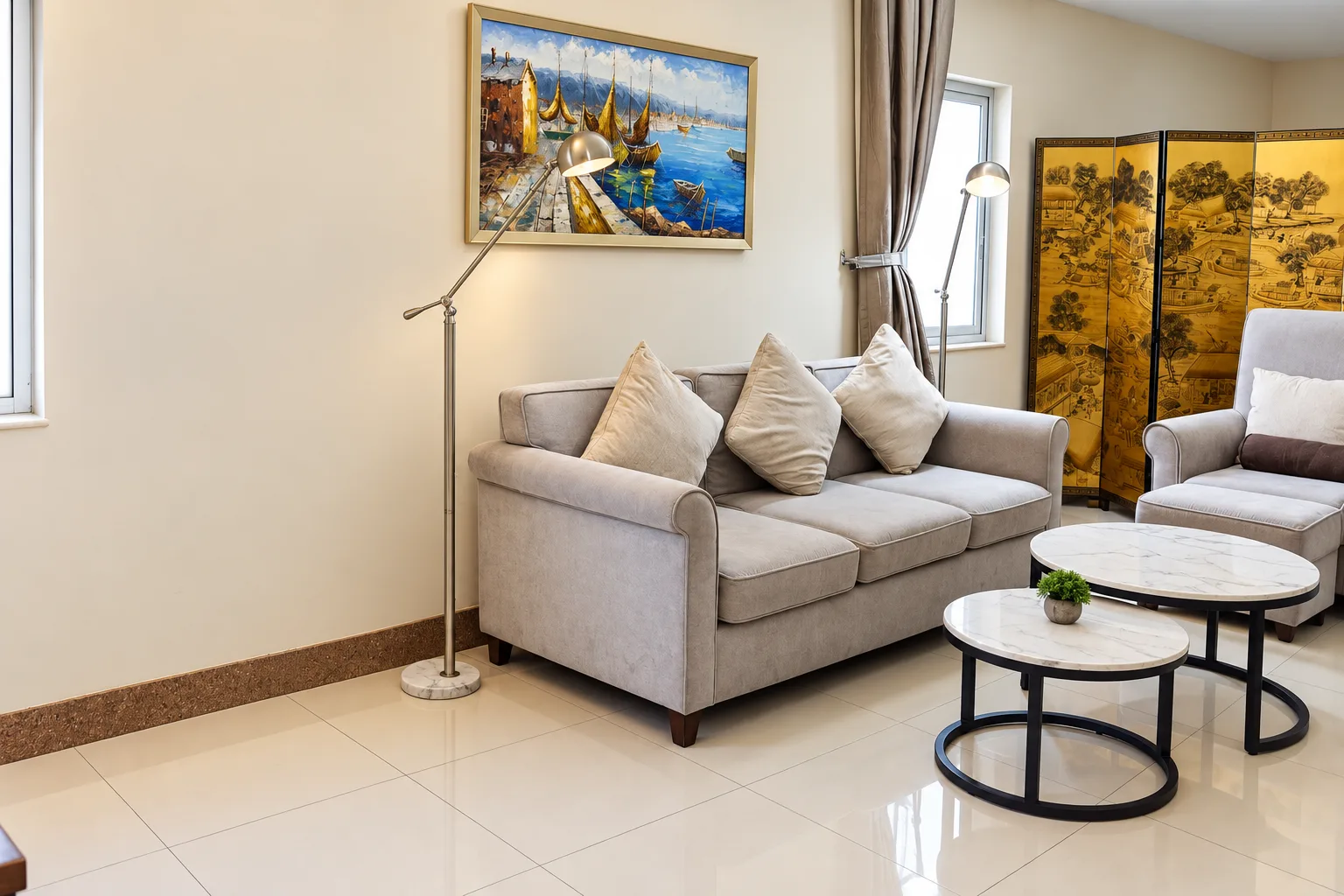 Suite Deluxe — sofá creme, mesas de centro em mármore e quadro do porto