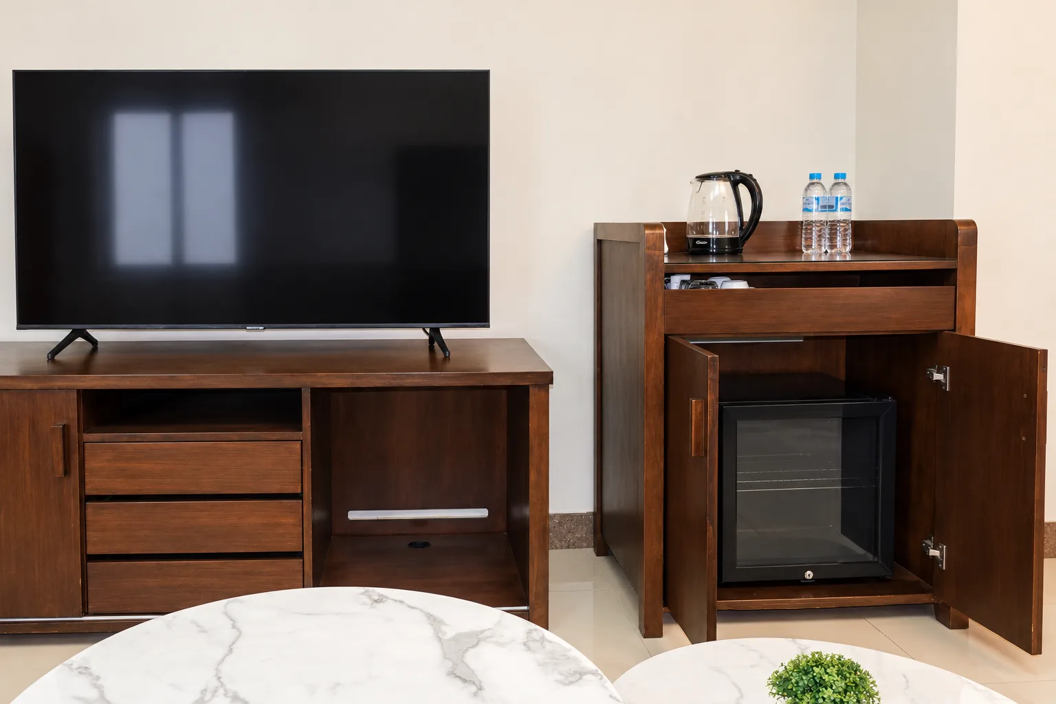 Suite Deluxe — móvel da televisão, chaleira e minifrigorífico
