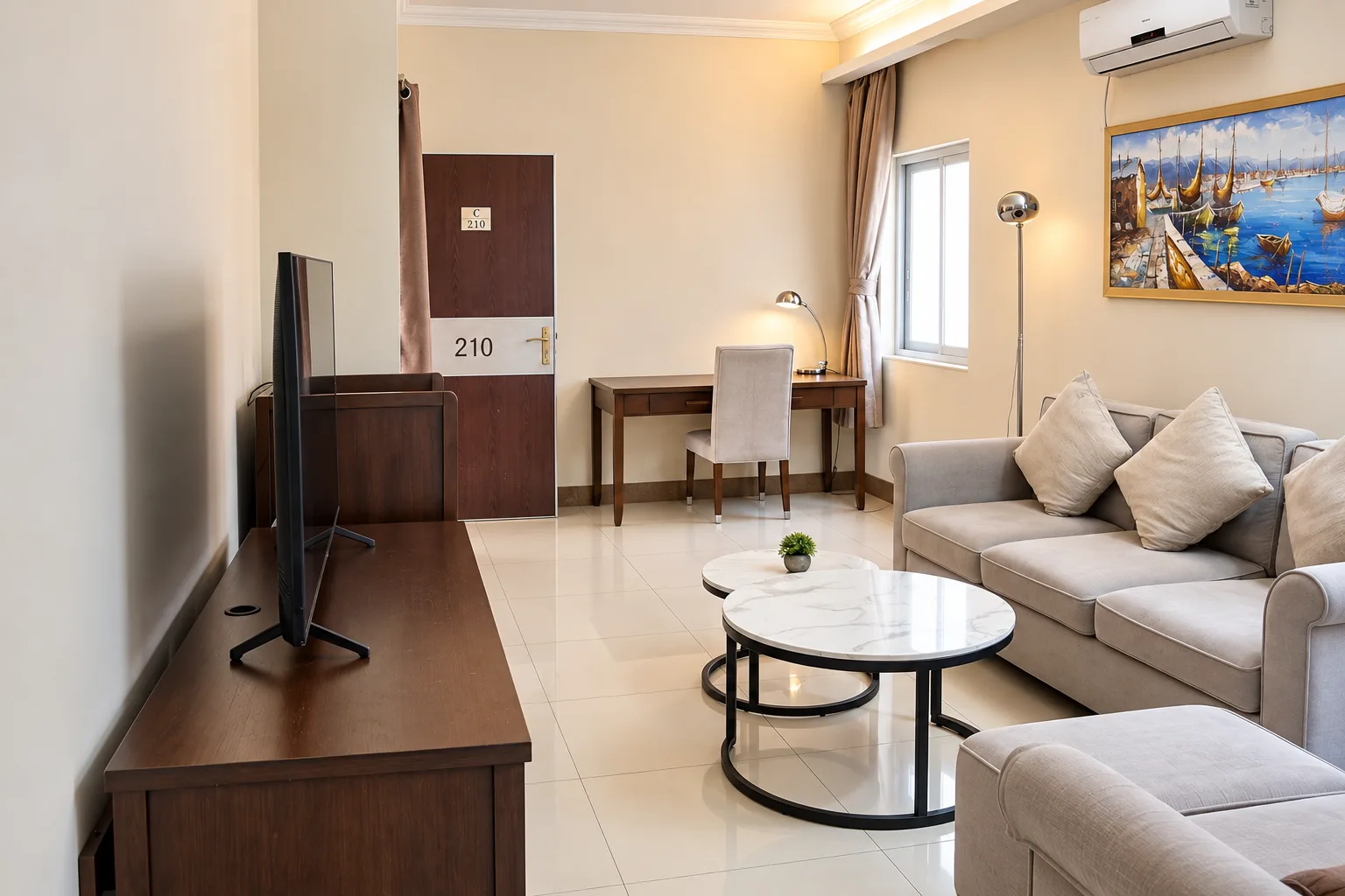 Suite Deluxe — a sala de estar, com a secretária junto à janela